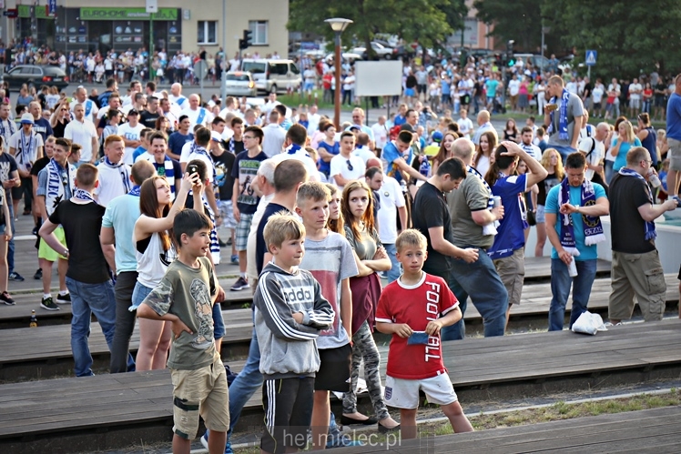 FETA PO AWANSIE! Tysiące kibiców świętowało awans na ulicach miasta - CZĘŚĆ I