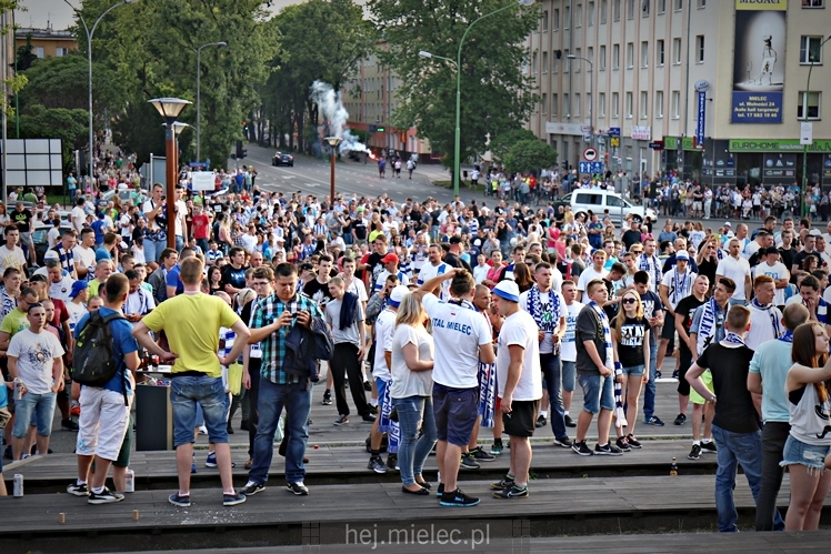 FETA PO AWANSIE! Tysiące kibiców świętowało awans na ulicach miasta - CZĘŚĆ I