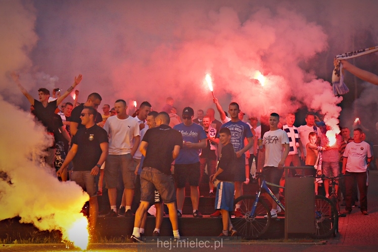 FETA PO AWANSIE! Tysiące kibiców świętowało awans na ulicach miasta - CZĘŚĆ I