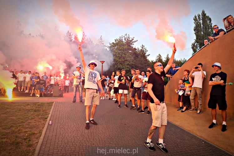 FETA PO AWANSIE! Tysiące kibiców świętowało awans na ulicach miasta - CZĘŚĆ I
