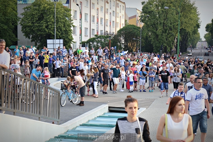 FETA PO AWANSIE! Tysiące kibiców świętowało awans na ulicach miasta - CZĘŚĆ I
