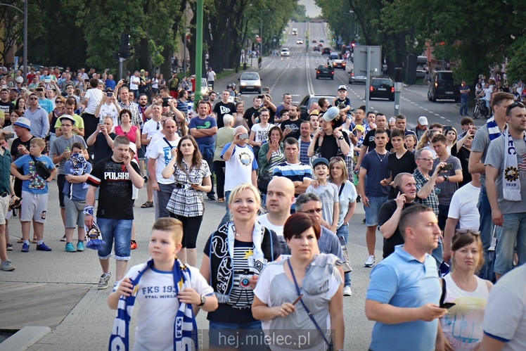 FETA PO AWANSIE! Tysiące kibiców świętowało awans na ulicach miasta - CZĘŚĆ I