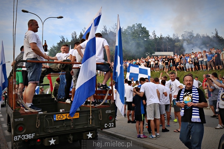 FETA PO AWANSIE! Tysiące kibiców świętowało awans na ulicach miasta - CZĘŚĆ I
