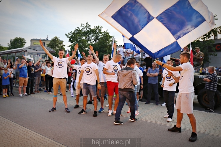 FETA PO AWANSIE! Tysiące kibiców świętowało awans na ulicach miasta - CZĘŚĆ I
