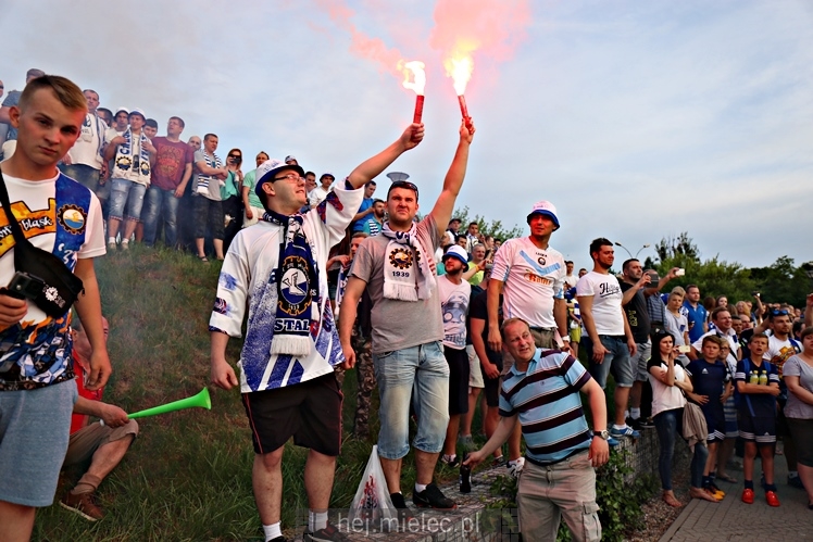 FETA PO AWANSIE! Tysiące kibiców świętowało awans na ulicach miasta - CZĘŚĆ I