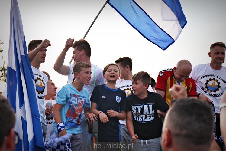 FETA PO AWANSIE! Tysiące kibiców świętowało awans na ulicach miasta - CZĘŚĆ I