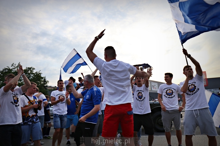 FETA PO AWANSIE! Tysiące kibiców świętowało awans na ulicach miasta - CZĘŚĆ I