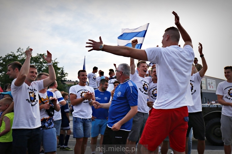 FETA PO AWANSIE! Tysiące kibiców świętowało awans na ulicach miasta - CZĘŚĆ I