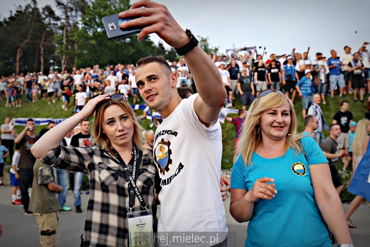 FETA PO AWANSIE! Tysiące kibiców świętowało awans na ulicach miasta - CZĘŚĆ I