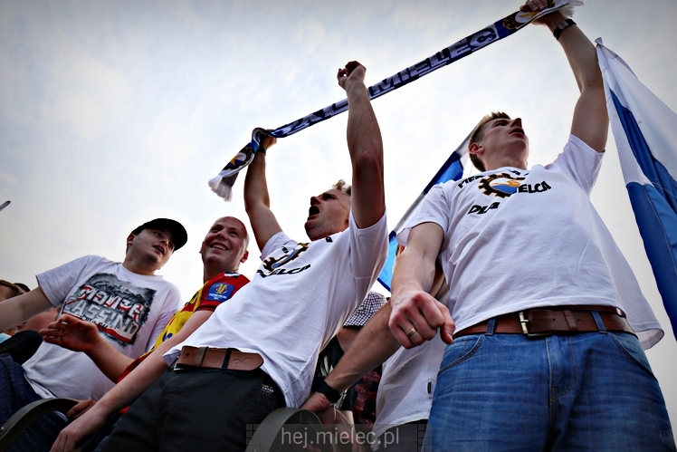 FETA PO AWANSIE! Tysiące kibiców świętowało awans na ulicach miasta - CZĘŚĆ I