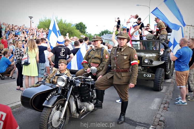 FETA PO AWANSIE! Tysiące kibiców świętowało awans na ulicach miasta - CZĘŚĆ I