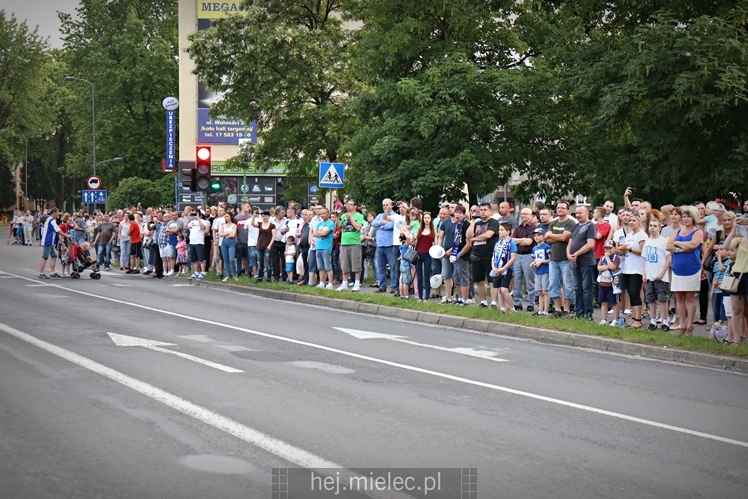 FETA PO AWANSIE! Tysiące kibiców świętowało awans na ulicach miasta - CZĘŚĆ I