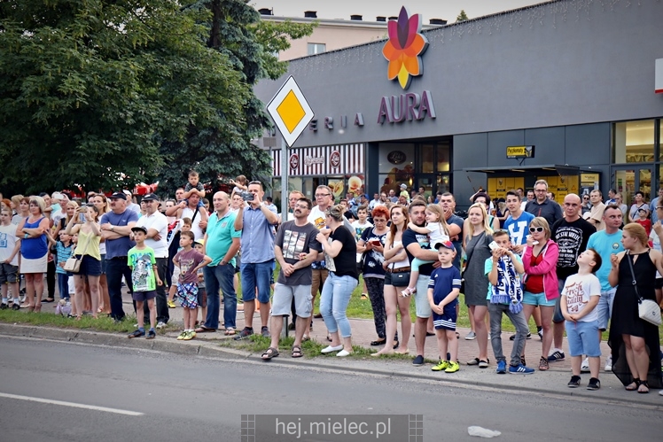 FETA PO AWANSIE! Tysiące kibiców świętowało awans na ulicach miasta - CZĘŚĆ I