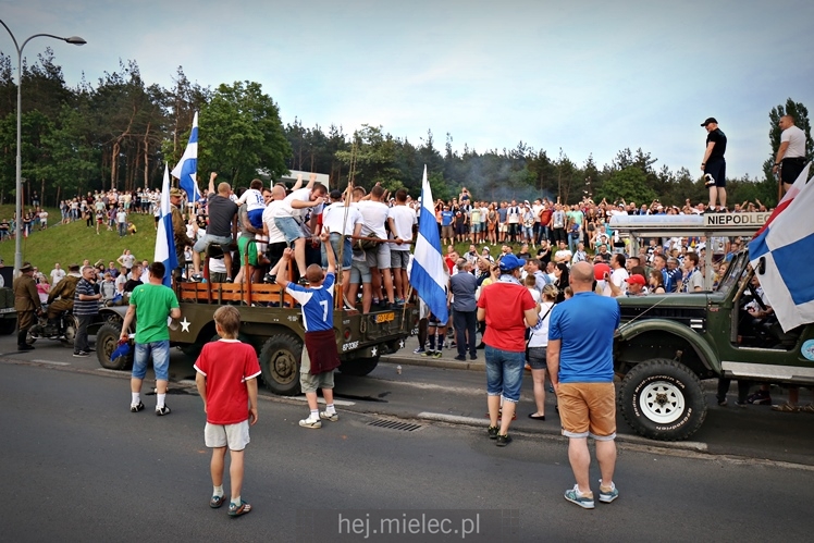 FETA PO AWANSIE! Tysiące kibiców świętowało awans na ulicach miasta - CZĘŚĆ I