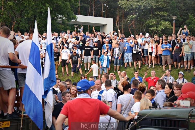 FETA PO AWANSIE! Tysiące kibiców świętowało awans na ulicach miasta - CZĘŚĆ I
