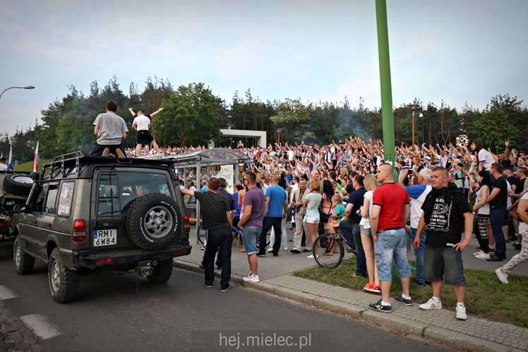 FETA PO AWANSIE! Tysiące kibiców świętowało awans na ulicach miasta - CZĘŚĆ I