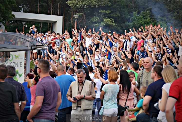FETA PO AWANSIE! Tysiące kibiców świętowało awans na ulicach miasta - CZĘŚĆ I