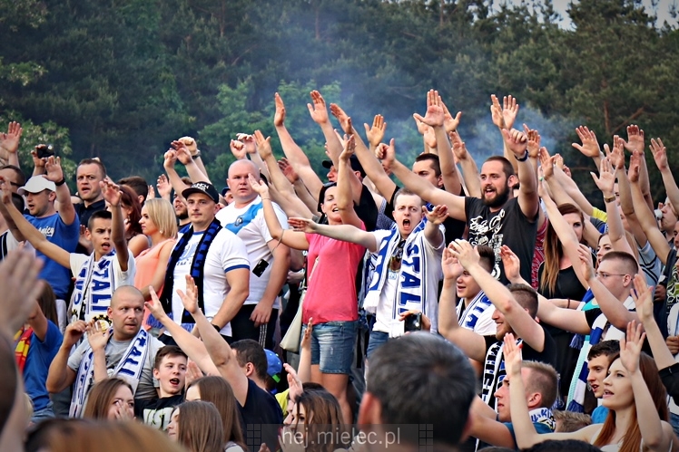 FETA PO AWANSIE! Tysiące kibiców świętowało awans na ulicach miasta - CZĘŚĆ I