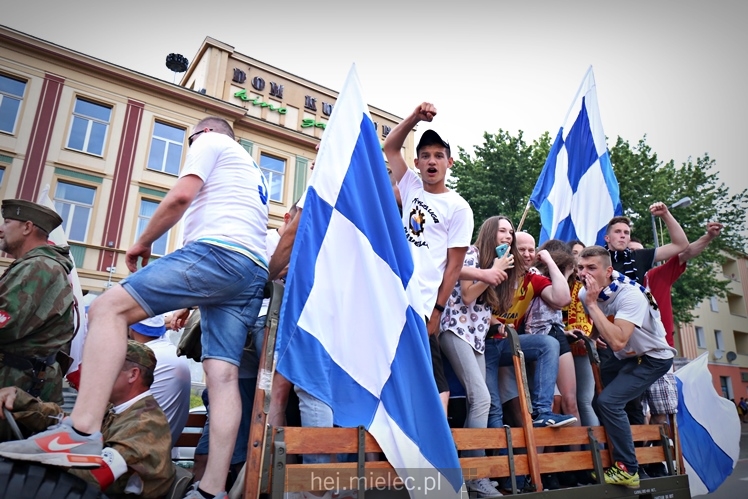 FETA PO AWANSIE! Tysiące kibiców świętowało awans na ulicach miasta - CZĘŚĆ I