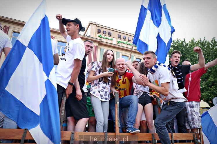 FETA PO AWANSIE! Tysiące kibiców świętowało awans na ulicach miasta - CZĘŚĆ I