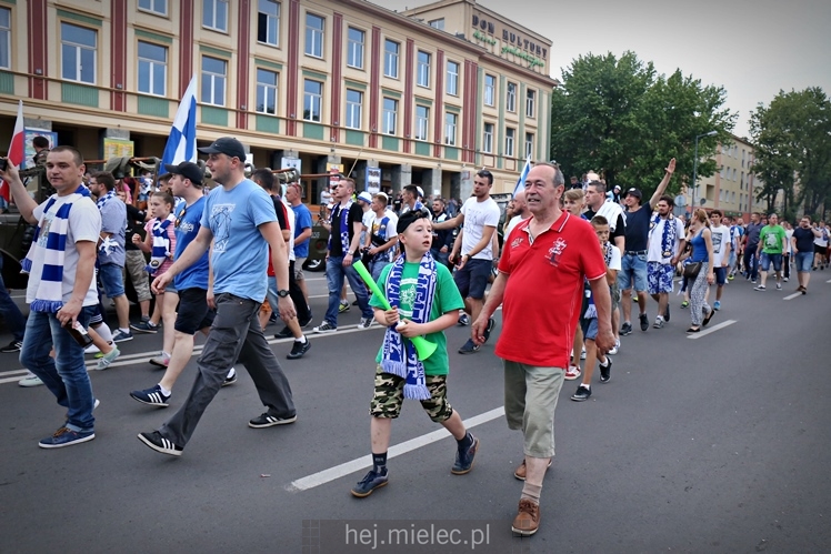 FETA PO AWANSIE! Tysiące kibiców świętowało awans na ulicach miasta - CZĘŚĆ I