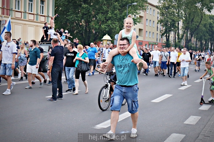 FETA PO AWANSIE! Tysiące kibiców świętowało awans na ulicach miasta - CZĘŚĆ I
