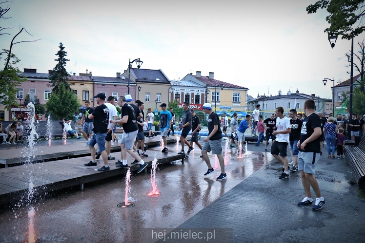 FETA PO AWANSIE! Tysiące kibiców świętowało awans na ulicach miasta - CZĘŚĆ I