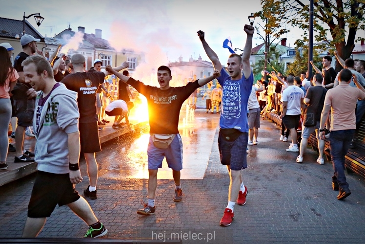 FETA PO AWANSIE! Tysiące kibiców świętowało awans na ulicach miasta - CZĘŚĆ I
