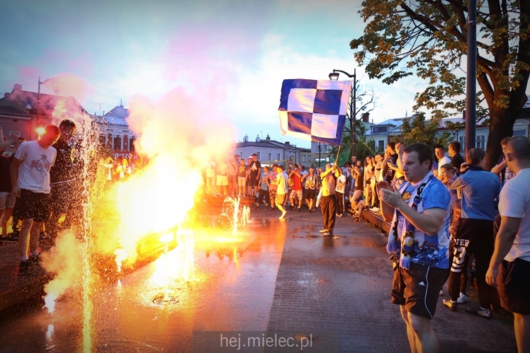 FETA PO AWANSIE! Tysiące kibiców świętowało awans na ulicach miasta - CZĘŚĆ I