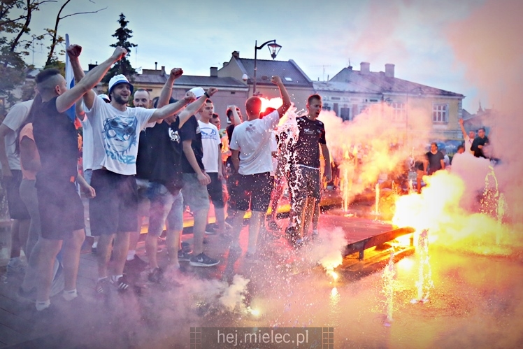 FETA PO AWANSIE! Tysiące kibiców świętowało awans na ulicach miasta - CZĘŚĆ I