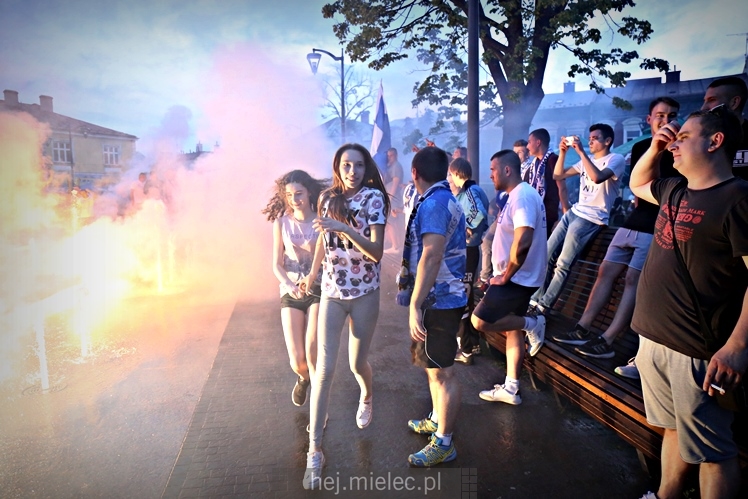 FETA PO AWANSIE! Tysiące kibiców świętowało awans na ulicach miasta - CZĘŚĆ I