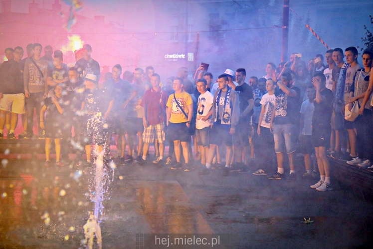 FETA PO AWANSIE! Tysiące kibiców świętowało awans na ulicach miasta - CZĘŚĆ I