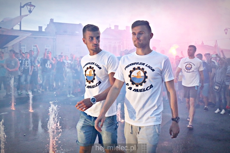 FETA PO AWANSIE! Tysiące kibiców świętowało awans na ulicach miasta - CZĘŚĆ I