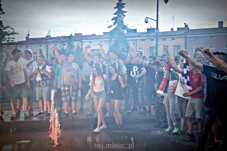 FETA PO AWANSIE! Tysiące kibiców świętowało awans na ulicach miasta - CZĘŚĆ I