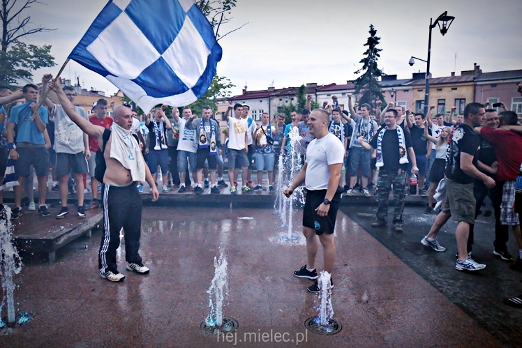 FETA PO AWANSIE! Tysiące kibiców świętowało awans na ulicach miasta - CZĘŚĆ I