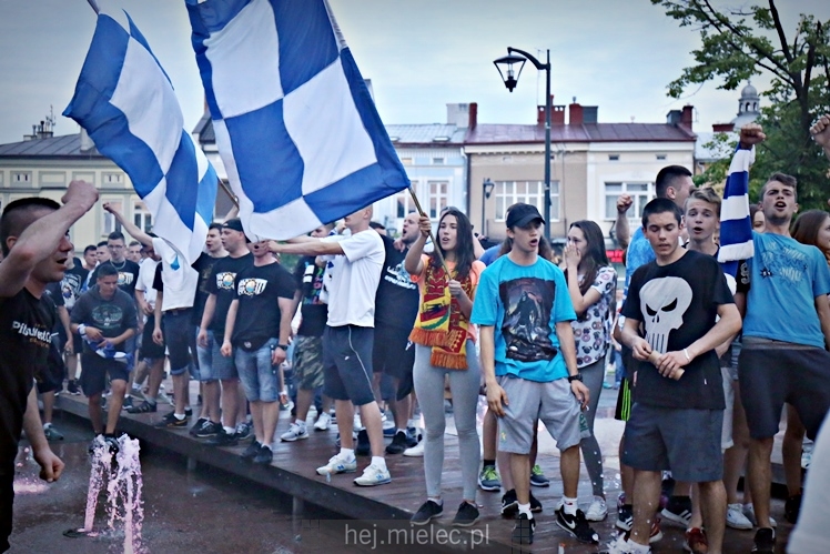 FETA PO AWANSIE! Tysiące kibiców świętowało awans na ulicach miasta - CZĘŚĆ I