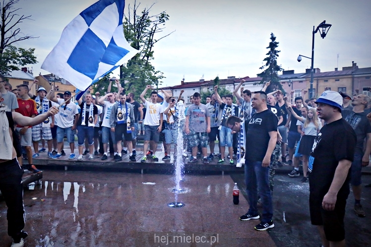 FETA PO AWANSIE! Tysiące kibiców świętowało awans na ulicach miasta - CZĘŚĆ I