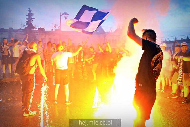FETA PO AWANSIE! Tysiące kibiców świętowało awans na ulicach miasta - CZĘŚĆ I