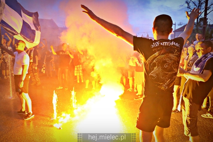 FETA PO AWANSIE! Tysiące kibiców świętowało awans na ulicach miasta - CZĘŚĆ I