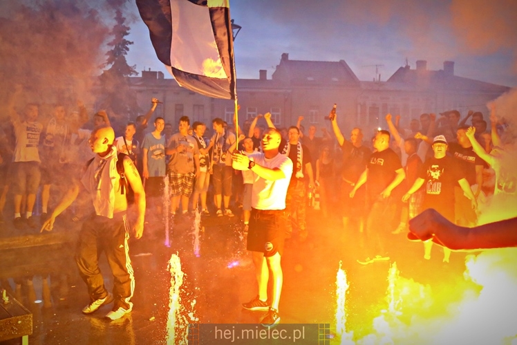 FETA PO AWANSIE! Tysiące kibiców świętowało awans na ulicach miasta - CZĘŚĆ I