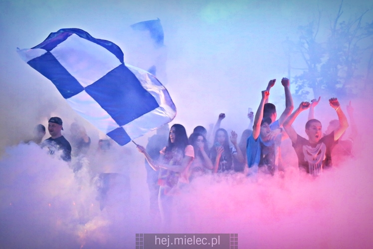 FETA PO AWANSIE! Tysiące kibiców świętowało awans na ulicach miasta - CZĘŚĆ I