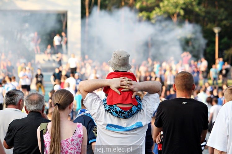 FETA PO AWANSIE! Tysiące kibiców świętowało awans na ulicach miasta - CZĘŚĆ II