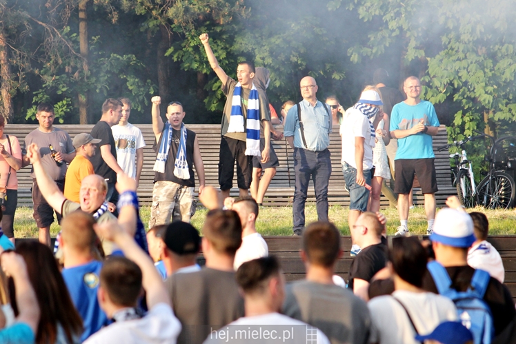 FETA PO AWANSIE! Tysiące kibiców świętowało awans na ulicach miasta - CZĘŚĆ II
