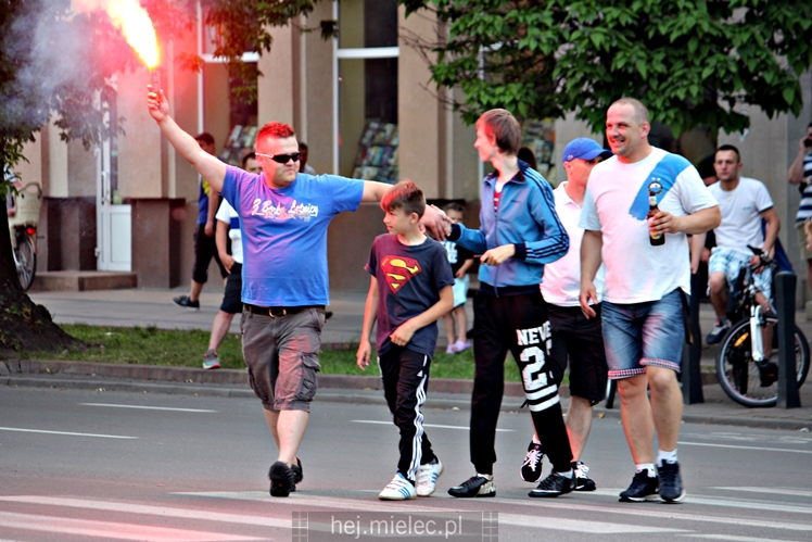 FETA PO AWANSIE! Tysiące kibiców świętowało awans na ulicach miasta - CZĘŚĆ II