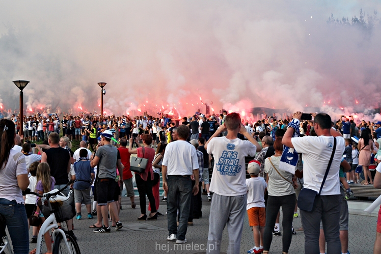 FETA PO AWANSIE! Tysiące kibiców świętowało awans na ulicach miasta - CZĘŚĆ II