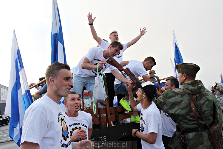 FETA PO AWANSIE! Tysiące kibiców świętowało awans na ulicach miasta - CZĘŚĆ II