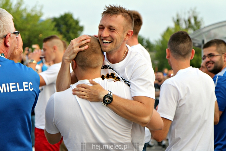 FETA PO AWANSIE! Tysiące kibiców świętowało awans na ulicach miasta - CZĘŚĆ II
