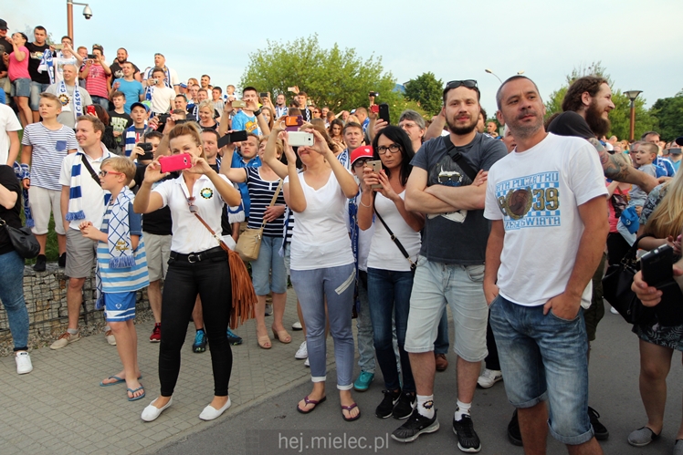FETA PO AWANSIE! Tysiące kibiców świętowało awans na ulicach miasta - CZĘŚĆ II