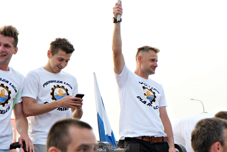 FETA PO AWANSIE! Tysiące kibiców świętowało awans na ulicach miasta - CZĘŚĆ II