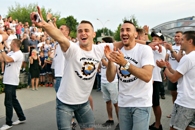 FETA PO AWANSIE! Tysiące kibiców świętowało awans na ulicach miasta - CZĘŚĆ II